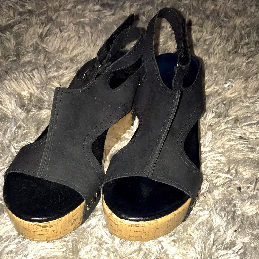 Not to fancy but just right! Comfortable and stylish!